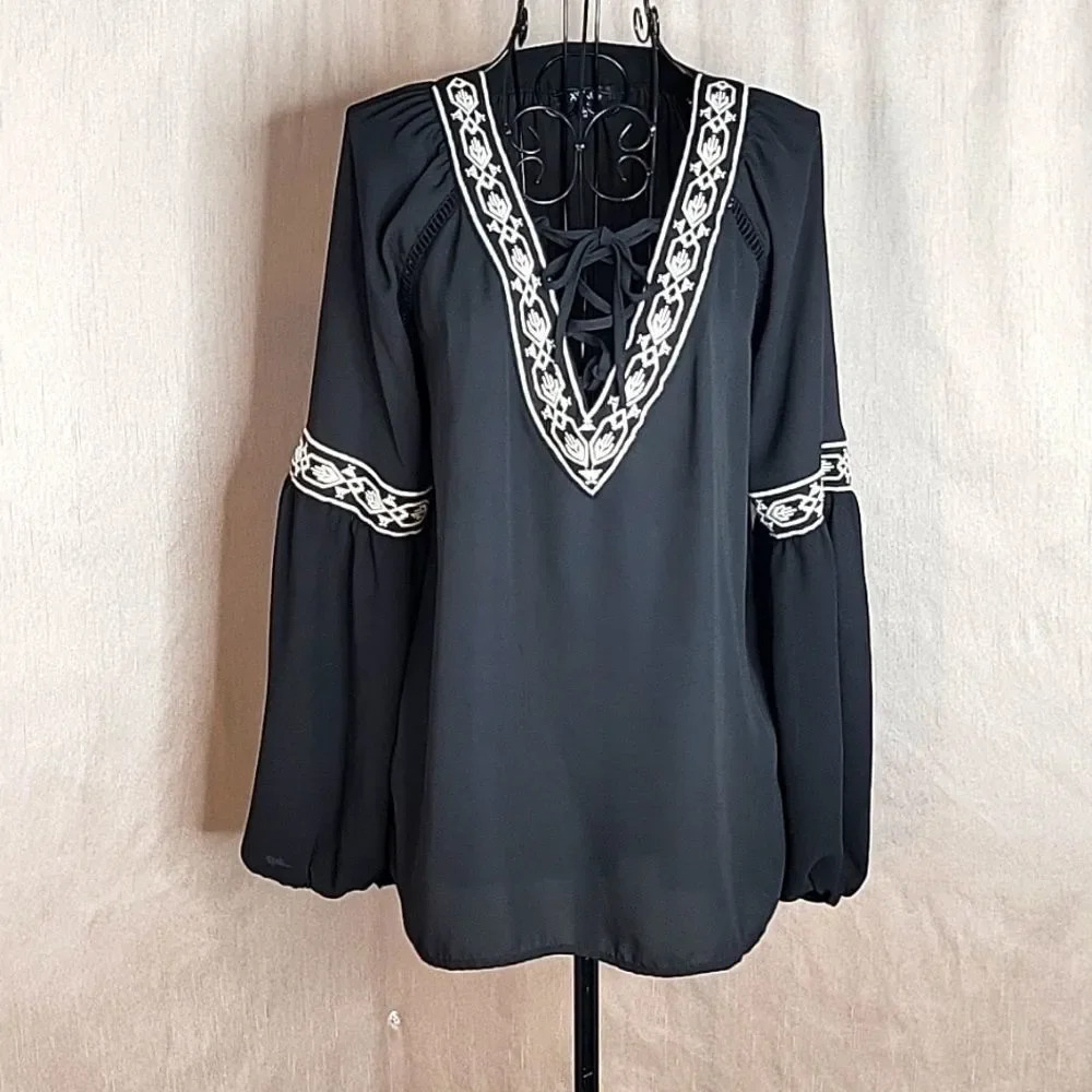 XOXO Black and White Aztec Embroidered Peasant Blouse Medium‎